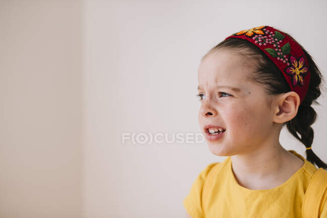Portrait d'une fille confuse — Photo de stock