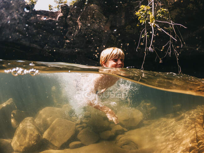 Garçon nageant dans un lac, Lac Supérieur, États-Unis — Photo de stock