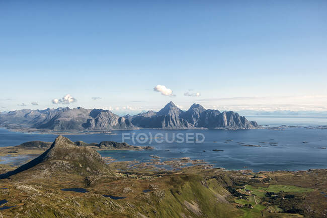 Вид на гору Вагаки, Ауштвагой, Лоффелланд, Норвегия — стоковое фото