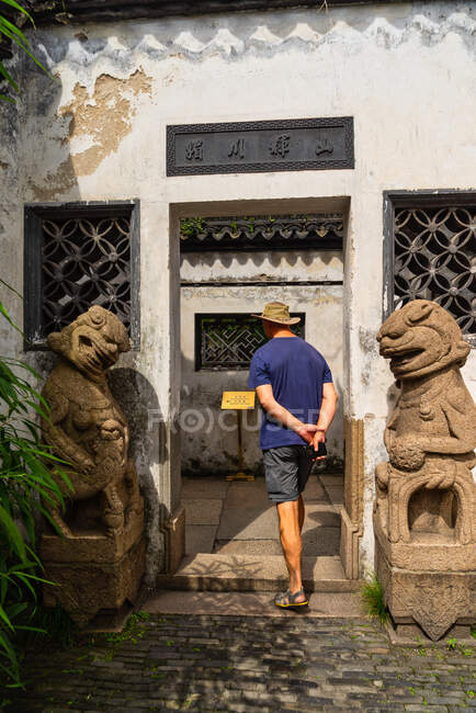 Uomo che esplora Yu Garden, Shanghai, Cina — Foto stock