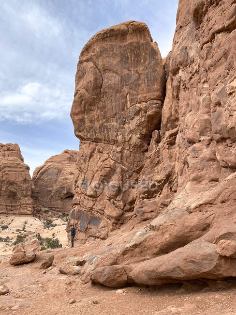 Man hiking, Arches National Park, Moab, Utah, USA — Stock Photo