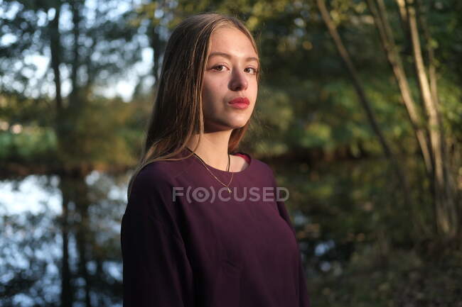 Retrato de uma adolescente em pé em uma paisagem rural, França — Fotografia de Stock