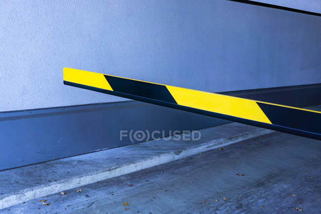 Barrière de flèche automatique dans un parking souterrain — Photo de stock