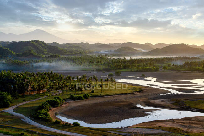 Vista aérea del paisaje por el circuito Mandalika, Lombok, West Nusa Tenggara, Indonesia - foto de stock