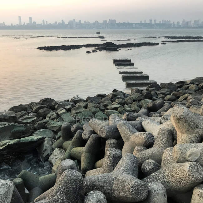 Plano escénico de los tetrápodos a lo largo de Marine Drive, Mumbai, India - foto de stock