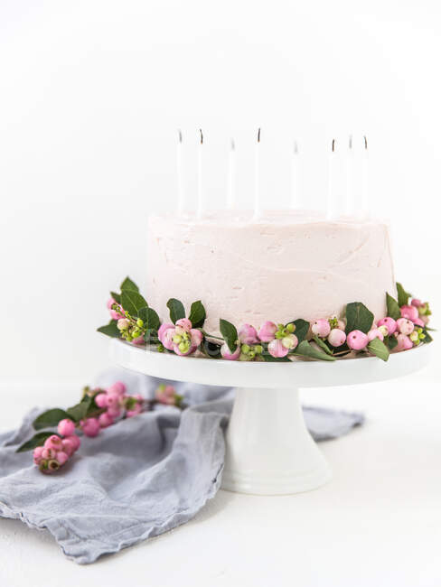 Gâteau d'anniversaire au chocolat avec glaçage à l'eau rose — Photo de stock