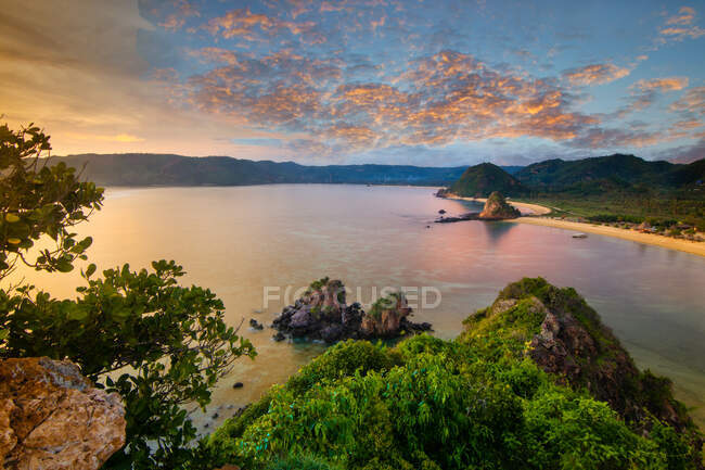 Вид с воздуха на тропический пляж, Мандалика, залив Кута, Ломбок, Западная Нуса Тенггара, Индонезия — стоковое фото