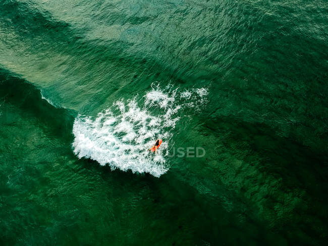 Surfer paddelt hinaus, um eine Welle zu fangen, Bondi Beach, New South Wales, Australien — Stockfoto