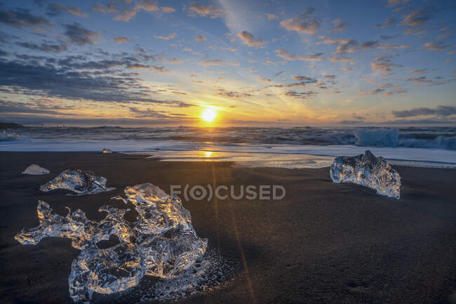 Алмазне пляж при сходом сонця, Jokulsarlon, Vatnajokull льодовика Національний парк, Ісландія — стокове фото