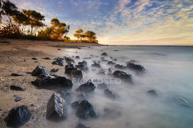 Praia tropical vazia, Mandalika, Kuta Bay, Lombok, West Nusa Tenggara, Indonésia — Fotografia de Stock
