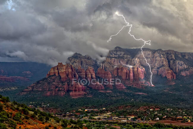Lightning over Margs Drwa, Munds Mountain, Sedona, Arizona, Stati Uniti — Foto stock