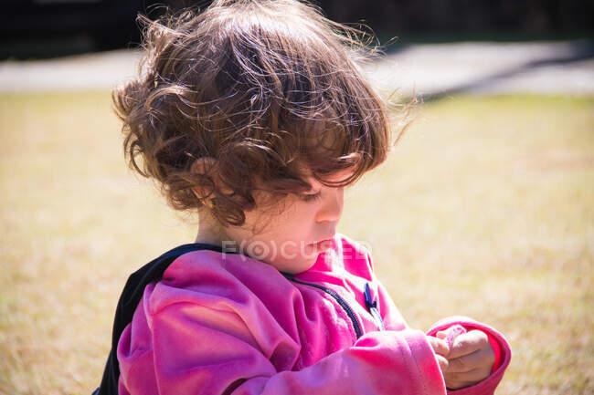 Retrato de uma menina em um parque brincando com suas meias — Fotografia de Stock