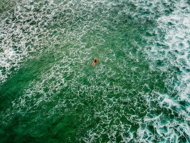Серфер, выходящий на берег, чтобы поймать волну, Бонди-Бич, Новый Южный Уэльс, Австралия — стоковое фото