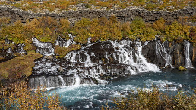Scatto panoramico della cascata Hraunfossar nell'Islanda occidentale — Foto stock