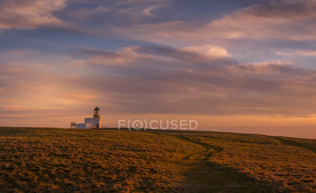 Faro dell'Isola di Birsay al tramonto, Isole Orcadi, Scozia, Regno Unito — Foto stock