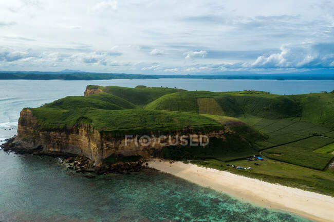 Veduta aerea di una spiaggia tropicale vuota, penisola di Sungkun, Lombok orientale, Nusa occidentale Tenggara, Indonesia — Foto stock