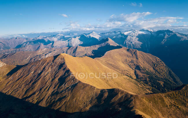 Альпийские хребты в Австрийских Альпах недалеко от Гаштайна, Зальцбург, Австрия — стоковое фото