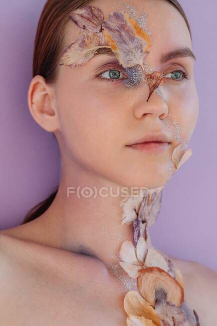 Retrato de beleza conceitual de uma mulher com flores secas em seu rosto — Fotografia de Stock