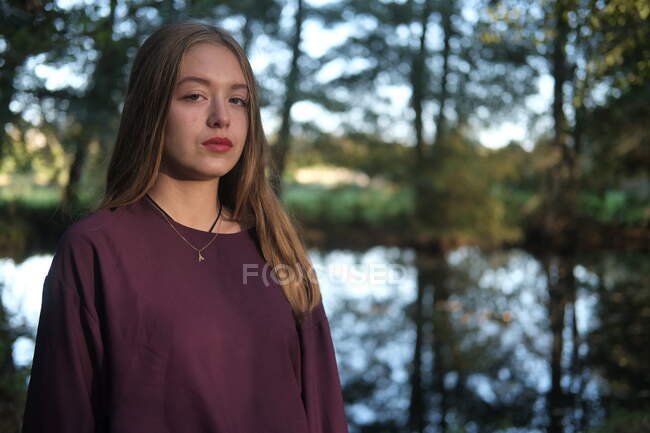 Portrait d'une adolescente debout dans un paysage rural, France — Photo de stock