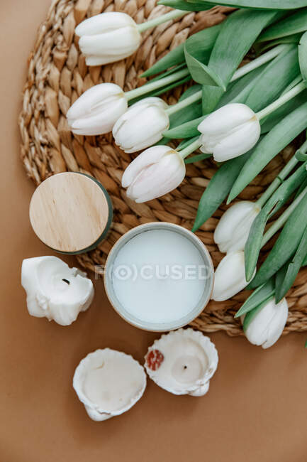 Weiße Tulpen, Blumen und ein Strauß Rosen vor hellem Hintergrund. — Stockfoto