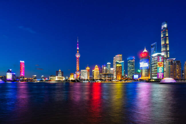 Skyline der Stadt bei Nacht, Shanghai, China — Stockfoto