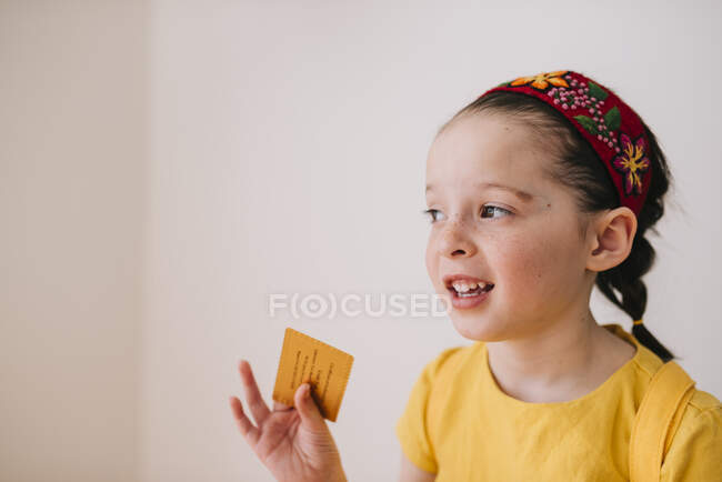 Retrato de una chica con un certificado de oro - foto de stock