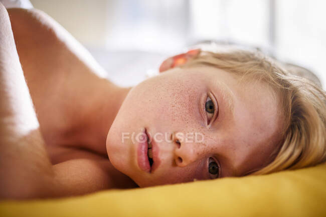 Портрет хлопчика в ліжку, що прокидається — стокове фото