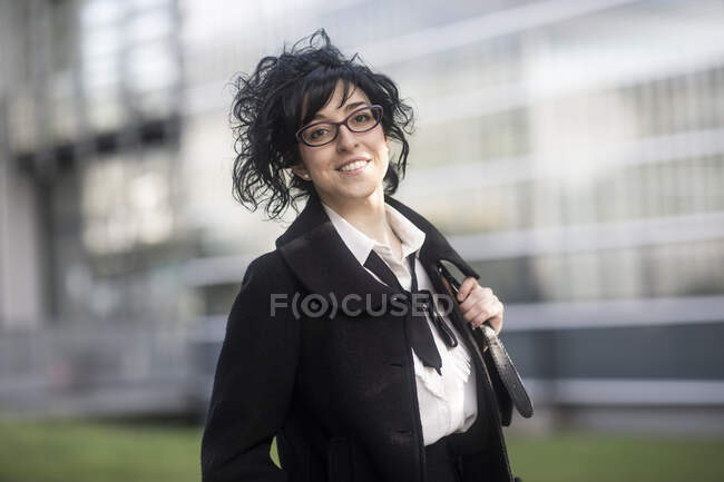 Retrato de uma mulher sorridente em pé ao ar livre, Alemanha — Fotografia de Stock