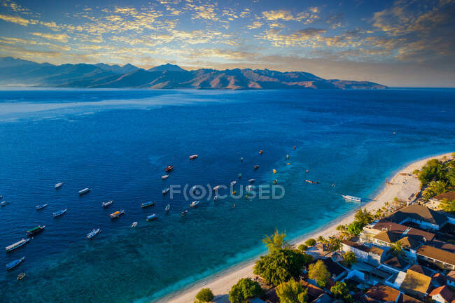 Luftaufnahme des Gili Trawangan Strandes und Boote im Ozean verankert, Lombok, West Nusa Tenggara, Indonesien — Stockfoto