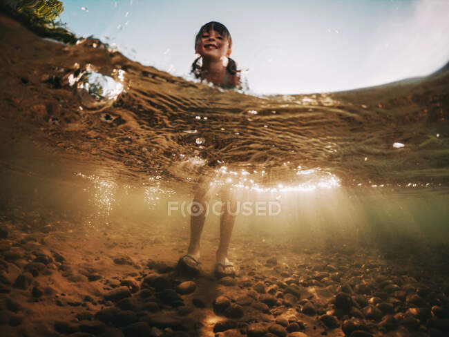 Нижній кут зображення дівчини, що стоїть на озері (Верхнє озеро, США). — стокове фото