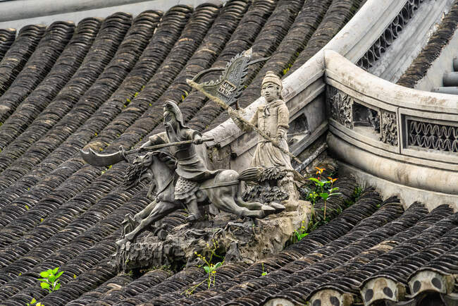 Caractéristique architecturale sur un toit, Jardin Yu, Shanghai, Chine — Photo de stock