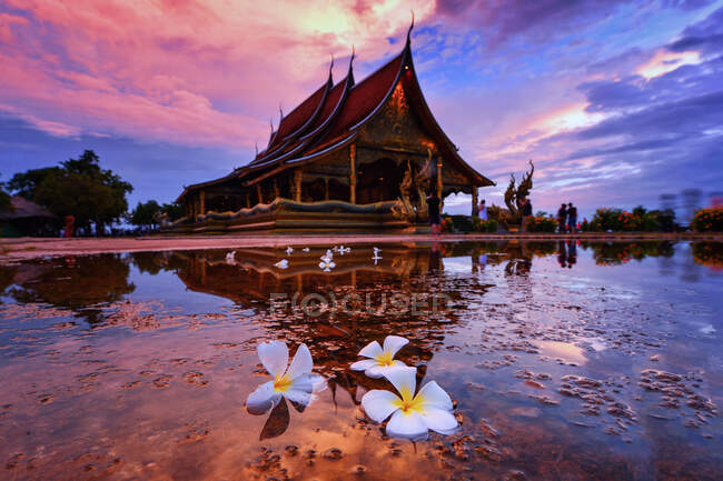 Sirindhorn Wararam Phu Prao Temple (Wat Phu Prao) ao pôr do sol, Ubon Ratchathani, Tailândia — Fotografia de Stock