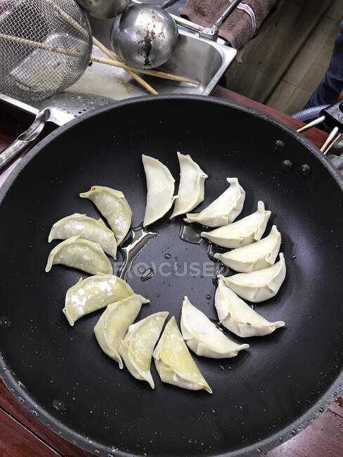 Gyoza wird von einem Straßenhändler gekocht, Bangkok, Thailand — Stockfoto