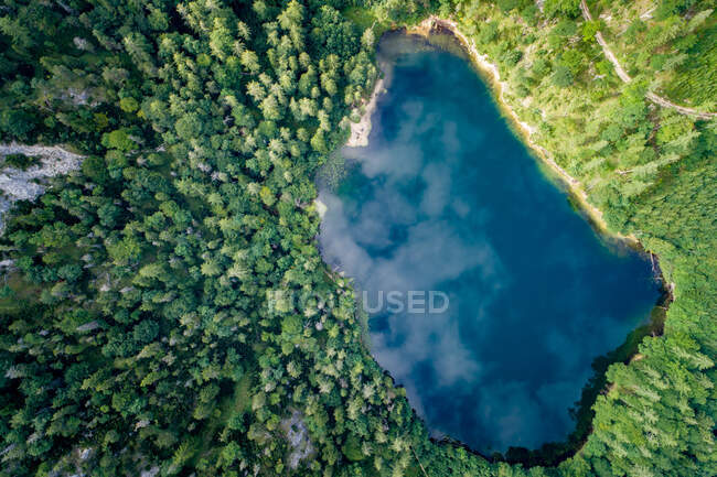 Vista aérea al lago Eibensee cerca de Salzburgo, Austria - foto de stock