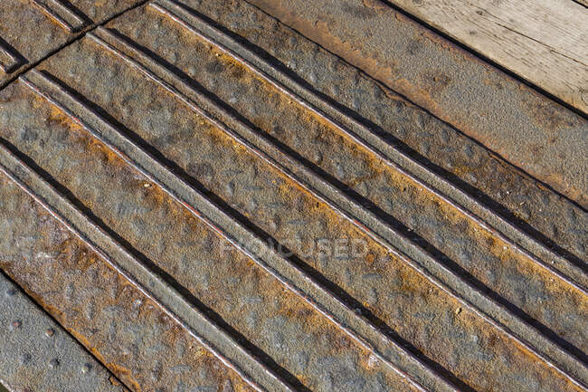 Close-up de piso de metal enferrujado em um porto — Fotografia de Stock