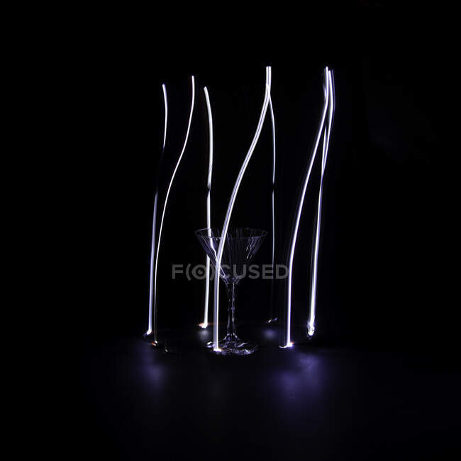 Склянка Мартіні, оточена світлодіодними лампами. — Stock Photo