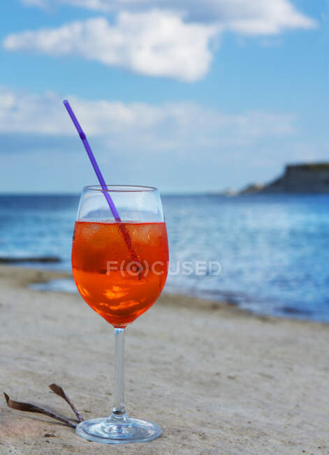 Крупним планом коктейль на пляжі — стокове фото