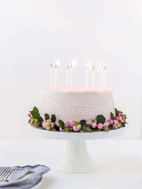 Bolo de aniversário de chocolate com cobertura de água rosa — Fotografia de Stock