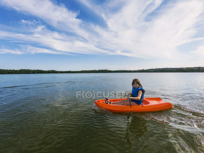 Menina de caiaque em um lago, Estados Unidos — Fotografia de Stock