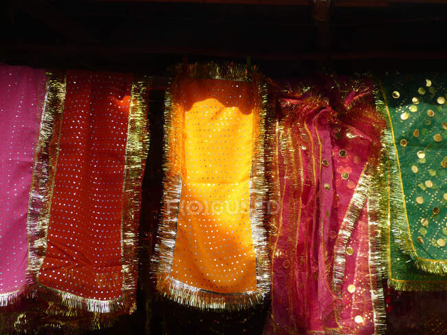 Pano multi-colorido pendurado fora de uma mesquita, Nova Deli, Índia — Fotografia de Stock