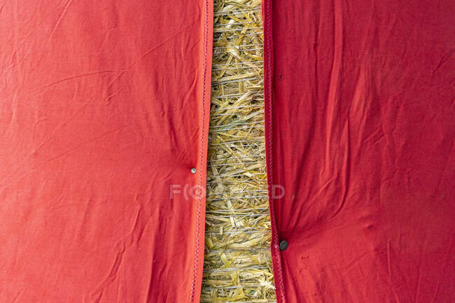 Primer plano de una paca de paja cubierta por un paño rojo - foto de stock