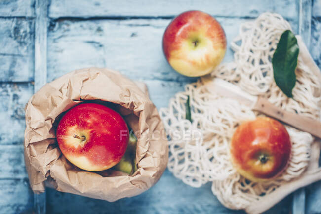 La naturaleza muerta de las manzanas sobre la mesa de madera - foto de stock