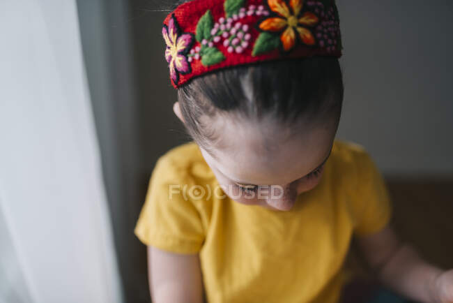 Close-up de uma menina vestindo uma faixa de cabeça no fundo branco — Fotografia de Stock