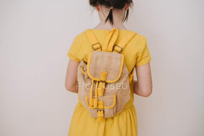 Rear view of a girl wearing a backpack — Stock Photo