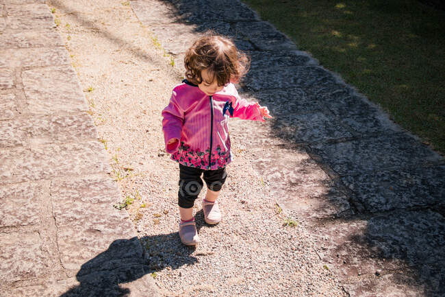 Chica caminando a lo largo de un sendero en el parque - foto de stock