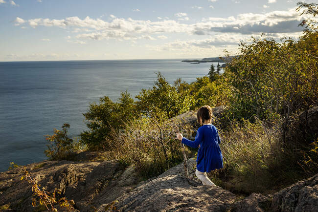 Girl hiking across rocks, Lake Superior Provincial Park, Estados Unidos — Fotografia de Stock