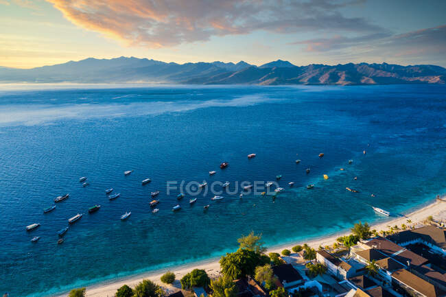 Veduta aerea della spiaggia di Gili Trawangan e barche ancorate nell'oceano, Lombok, West Nusa Tenggara, Indonesia — Foto stock