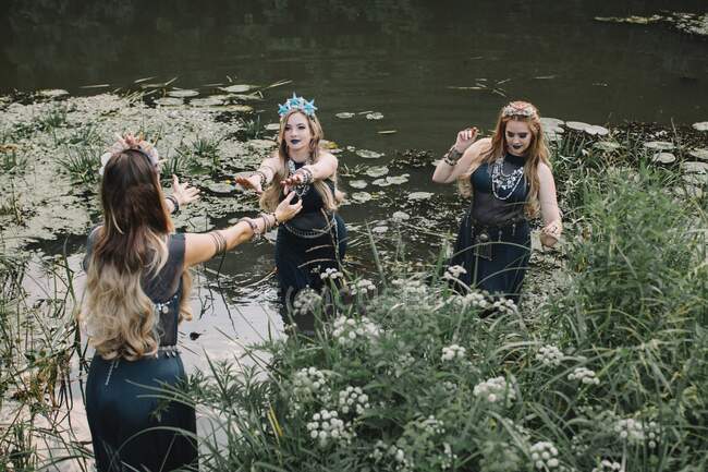 Tre donne boho che ballano in un lago, Russia — Foto stock