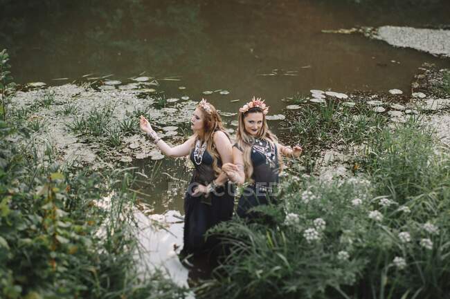 Dos mujeres boho de pie en un lago, Rusia - foto de stock