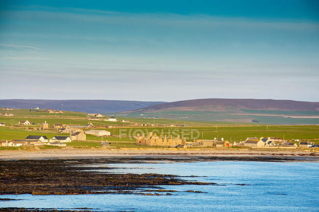 Vistas al paisaje costero desde el mar, Islas Orcadas, Escocia, Reino Unido - foto de stock